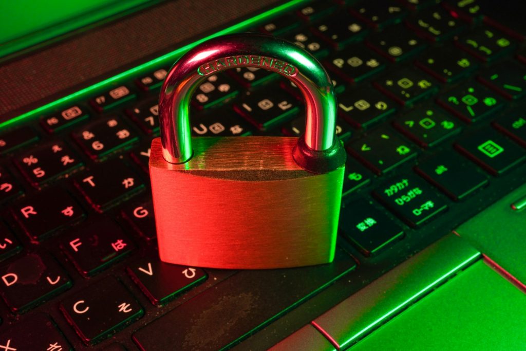 Ordinateur portable et cadenas illustrant la sécurité informatique d'une petite entreprise