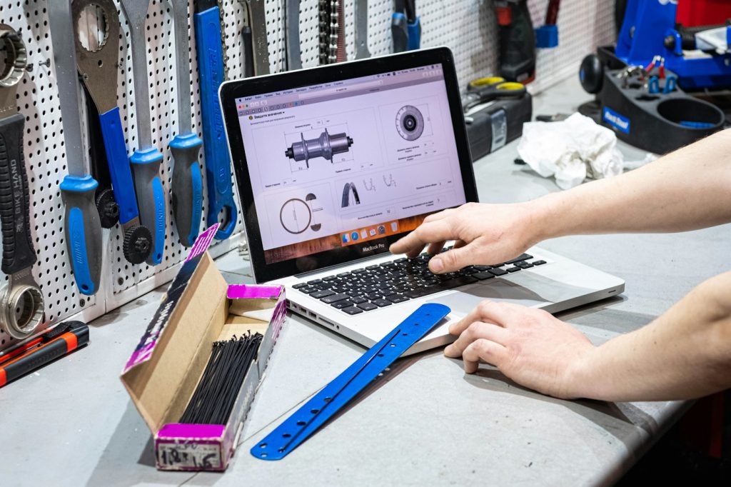 Artisan consultant ses devis sur un ordinateur portable dans son atelier